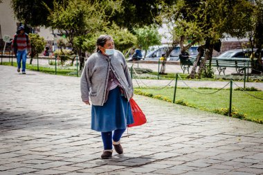 Peru - 15 Mayıs 2022: 15 Mayıs 2022 'de Peru' nun Cusco kenti yakınlarında geleneksel kıyafetler giyen Perulu insanlar