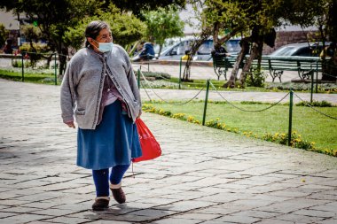 Peru - 15 Mayıs 2022: 15 Mayıs 2022 'de Peru' nun Cusco kenti yakınlarında geleneksel kıyafetler giyen Perulu insanlar