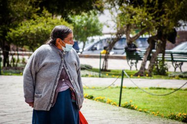 Peru - 15 Mayıs 2022: 15 Mayıs 2022 'de Peru' nun Cusco kenti yakınlarında geleneksel kıyafetler giyen Perulu insanlar