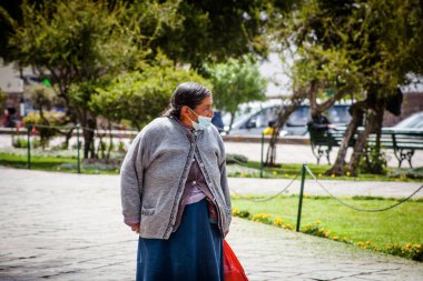 Peru - 15 Mayıs 2022: 15 Mayıs 2022 'de Peru' nun Cusco kenti yakınlarında geleneksel kıyafetler giyen Perulu insanlar