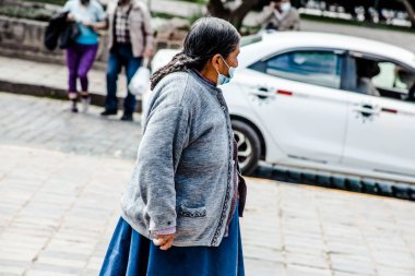 Peru - 15 Mayıs 2022: 15 Mayıs 2022 'de Peru' nun Cusco kenti yakınlarında geleneksel kıyafetler giyen Perulu insanlar