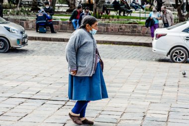 Peru - 15 Mayıs 2022: 15 Mayıs 2022 'de Peru' nun Cusco kenti yakınlarında geleneksel kıyafetler giyen Perulu insanlar