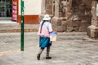 Peru - 15 Mayıs 2022: 15 Mayıs 2022 'de Peru' nun Cusco kenti yakınlarında geleneksel kıyafetler giyen Perulu insanlar