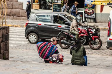 Peru - 15 Mayıs 2022: Cuzco 'da geleneksel giyinmiş Perulu insanlar. Cusco, Peru 'da kadın satışı, 15 Mayıs 2022