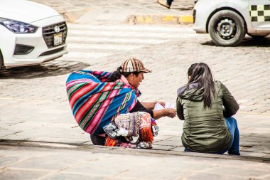 Peru - 15 Mayıs 2022: Cuzco 'da geleneksel giyinmiş Perulu insanlar. Cusco, Peru 'da kadın satışı, 15 Mayıs 2022