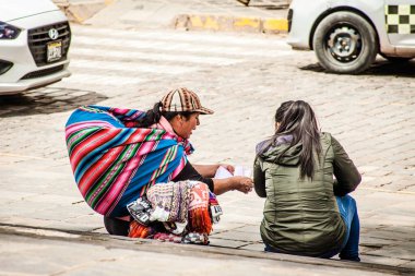 Peru - 15 Mayıs 2022: Cuzco 'da geleneksel giyinmiş Perulu insanlar. Cusco, Peru 'da kadın satışı, 15 Mayıs 2022