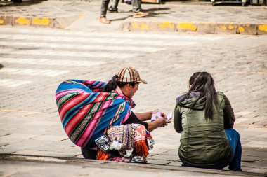 Peru - 15 Mayıs 2022: Cuzco 'da geleneksel giyinmiş Perulu insanlar. Cusco, Peru 'da kadın satışı, 15 Mayıs 2022
