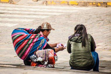 Peru - 15 Mayıs 2022: Cuzco 'da geleneksel giyinmiş Perulu insanlar. Cusco, Peru 'da kadın satışı, 15 Mayıs 2022