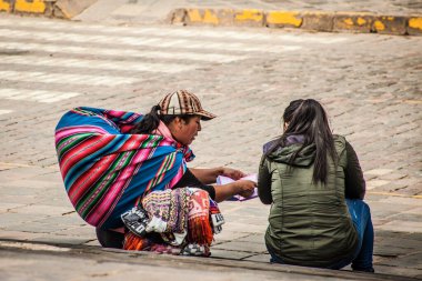 Peru - 15 Mayıs 2022: Cuzco 'da geleneksel giyinmiş Perulu insanlar. Cusco, Peru 'da kadın satışı, 15 Mayıs 2022