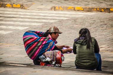 Peru - 15 Mayıs 2022: Cuzco 'da geleneksel giyinmiş Perulu insanlar. Cusco, Peru 'da kadın satışı, 15 Mayıs 2022