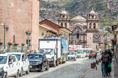 Peru - 15 Mayıs 2022: 15 Mayıs 2022 'de Peru' nun Cusco kenti yakınlarında geleneksel kıyafetler giyen Perulu insanlar