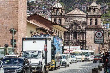 Peru - 15 Mayıs 2022: 15 Mayıs 2022 'de Peru' nun Cusco kenti yakınlarında geleneksel kıyafetler giyen Perulu insanlar