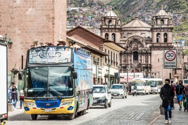 Peru - 15 Mayıs 2022: 15 Mayıs 2022 'de Peru' nun Cusco kenti yakınlarında geleneksel kıyafetler giyen Perulu insanlar