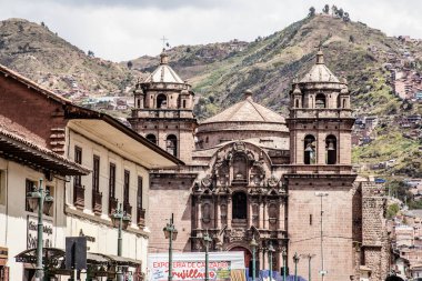 Peru - 15 Mayıs 2022: 15 Mayıs 2022 'de Peru' nun Cusco kenti yakınlarında geleneksel kıyafetler giyen Perulu insanlar