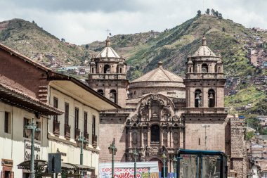 Peru - 15 Mayıs 2022: 15 Mayıs 2022 'de Peru' nun Cusco kenti yakınlarında geleneksel kıyafetler giyen Perulu insanlar