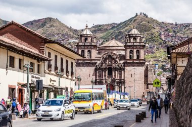 Peru - 15 Mayıs 2022: 15 Mayıs 2022 'de Peru' nun Cusco kenti yakınlarında geleneksel kıyafetler giyen Perulu insanlar
