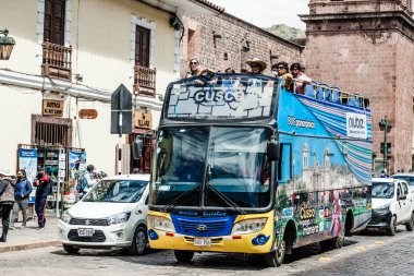 Peru - 15 Mayıs 2022: 15 Mayıs 2022 'de Peru' nun Cusco kenti yakınlarında geleneksel kıyafetler giyen Perulu insanlar