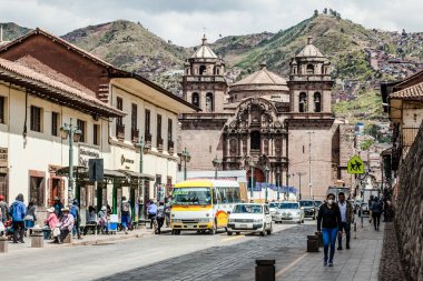 Peru - 15 Mayıs 2022: 15 Mayıs 2022 'de Peru' nun Cusco kenti yakınlarında geleneksel kıyafetler giyen Perulu insanlar