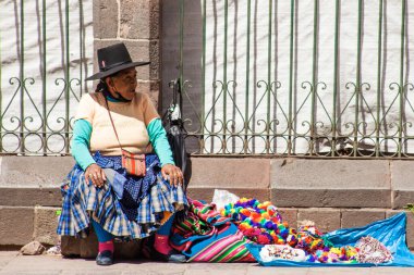 Peru - 15 Mayıs 2022: Cuzco 'da geleneksel giyinmiş Perulu insanlar. Cusco, Peru 'da kadın satışı, 15 Mayıs 2022