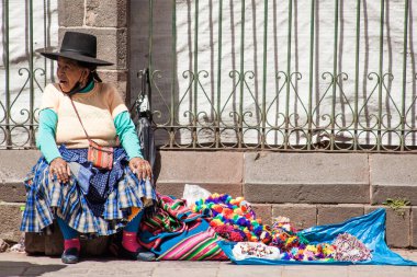 Peru - 15 Mayıs 2022: Cuzco 'da geleneksel giyinmiş Perulu insanlar. Cusco, Peru 'da kadın satışı, 15 Mayıs 2022