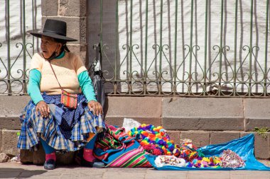 Peru - 15 Mayıs 2022: Cuzco 'da geleneksel giyinmiş Perulu insanlar. Cusco, Peru 'da kadın satışı, 15 Mayıs 2022