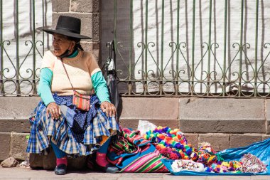 Peru - 15 Mayıs 2022: Cuzco 'da geleneksel giyinmiş Perulu insanlar. Cusco, Peru 'da kadın satışı, 15 Mayıs 2022