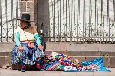 Peru - 15 Mayıs 2022: Cuzco 'da geleneksel giyinmiş Perulu insanlar. Cusco, Peru 'da kadın satışı, 15 Mayıs 2022