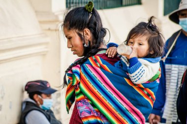 Peru - 15 Mayıs 2022: Cuzco 'da geleneksel giyinmiş Perulu insanlar. Anne ve küçük kızı. Cusco, Peru, 15 Mayıs 2022