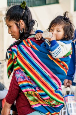 Peru - 15 Mayıs 2022: Cuzco 'da geleneksel giyinmiş Perulu insanlar. Anne ve küçük kızı. Cusco, Peru, 15 Mayıs 2022