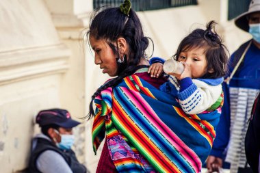 Peru - 15 Mayıs 2022: Cuzco 'da geleneksel giyinmiş Perulu insanlar. Anne ve küçük kızı. Cusco, Peru, 15 Mayıs 2022