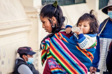 Peru - 15 Mayıs 2022: Cuzco 'da geleneksel giyinmiş Perulu insanlar. Anne ve küçük kızı. Cusco, Peru, 15 Mayıs 2022
