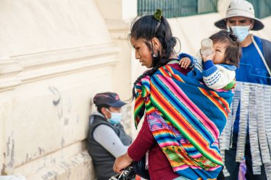 Peru - 15 Mayıs 2022: Cuzco 'da geleneksel giyinmiş Perulu insanlar. Anne ve küçük kızı. Cusco, Peru, 15 Mayıs 2022