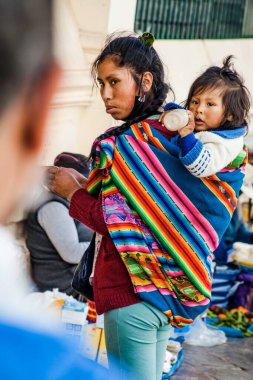 Peru - 15 Mayıs 2022: Cuzco 'da geleneksel giyinmiş Perulu insanlar. Anne ve küçük kızı. Cusco, Peru, 15 Mayıs 2022