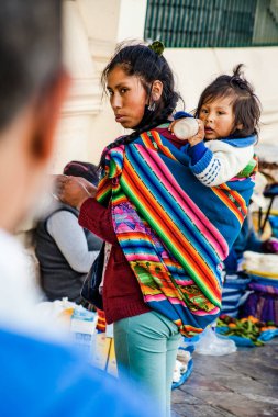 Peru - 15 Mayıs 2022: Cuzco 'da geleneksel giyinmiş Perulu insanlar. Anne ve küçük kızı. Cusco, Peru, 15 Mayıs 2022