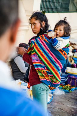 Peru - 15 Mayıs 2022: Cuzco 'da geleneksel giyinmiş Perulu insanlar. Anne ve küçük kızı. Cusco, Peru, 15 Mayıs 2022