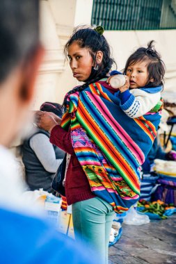 Peru - 15 Mayıs 2022: Cuzco 'da geleneksel giyinmiş Perulu insanlar. Anne ve küçük kızı. Cusco, Peru, 15 Mayıs 2022