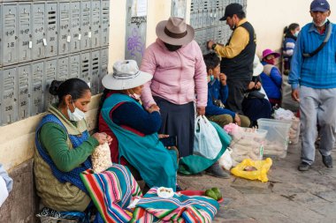 Peru - 15 Mayıs 2022: 15 Mayıs 2022 'de Peru' nun Cusco kenti yakınlarında geleneksel kıyafetler giyen Perulu insanlar