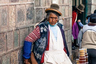 Peru - 15 Mayıs 2022: 15 Mayıs 2022 'de Peru' nun Cusco kenti yakınlarında geleneksel kıyafetler giyen Perulu insanlar