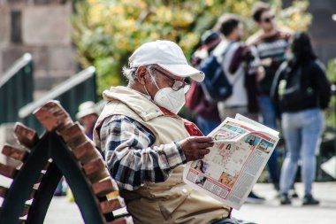 Peru - 15 Mayıs 2022: 15 Mayıs 2022 'de Peru' nun Cusco kenti yakınlarında geleneksel kıyafetler giyen Perulu insanlar