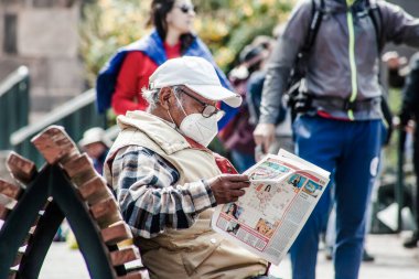 Peru - 15 Mayıs 2022: 15 Mayıs 2022 'de Peru' nun Cusco kenti yakınlarında geleneksel kıyafetler giyen Perulu insanlar