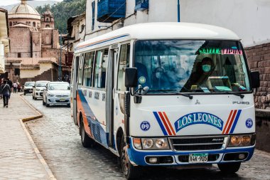 Peru - 15 Mayıs 2022: 15 Mayıs 2022 'de Peru' nun Cusco kenti yakınlarında geleneksel kıyafetler giyen Perulu insanlar