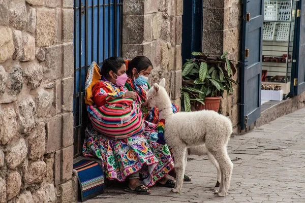 ペルー 2022年5月15日 ペルーの人々は クスコの伝統的な服を着ています 2022年5月15日ペルーのクスコの路上でラマと女性 — ストック写真