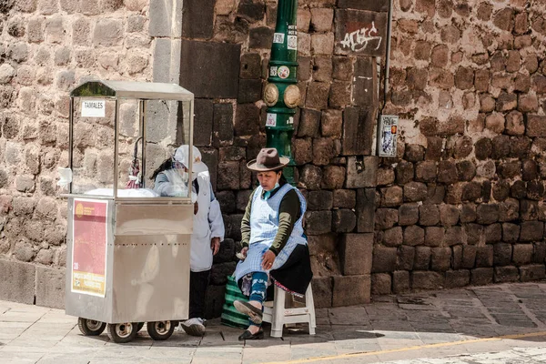 Peru Maio 2022 Peruanos Vestidos Com Roupas Tradicionais Cuzco Mulher — Fotografia de Stock