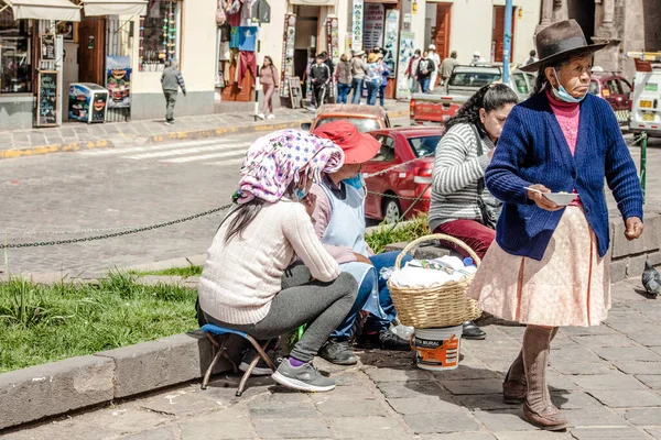 ペルー 2022年5月15日 ペルーの人々は クスコの伝統的な服を着ています ペルーのクスコで伝統的な食品タマルを販売する女性2022年5月15日 — ストック写真