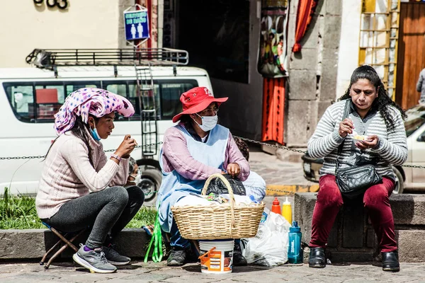 Perú Mayo 2022 Peruanos Con Ropa Tradicional Cuzco Mujer Vendiendo — Foto de Stock
