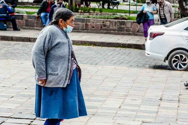 Peru - 15 Mayıs 2022: 15 Mayıs 2022 'de Peru' nun Cusco kenti yakınlarında geleneksel kıyafetler giyen Perulu insanlar