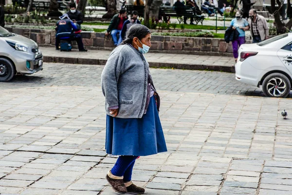 Peru - 15 Mayıs 2022: 15 Mayıs 2022 'de Peru' nun Cusco kenti yakınlarında geleneksel kıyafetler giyen Perulu insanlar