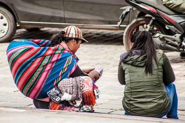 Perú Mayo 2022 Peruanos Con Ropa Tradicional Cuzco Mujer Vendiendo — Foto de Stock