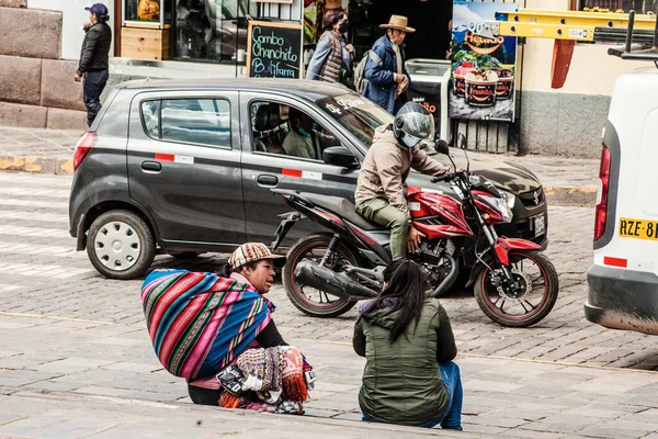 Peru - 15 Mayıs 2022: Cuzco 'da geleneksel giyinmiş Perulu insanlar. Cusco, Peru 'da kadın satışı, 15 Mayıs 2022