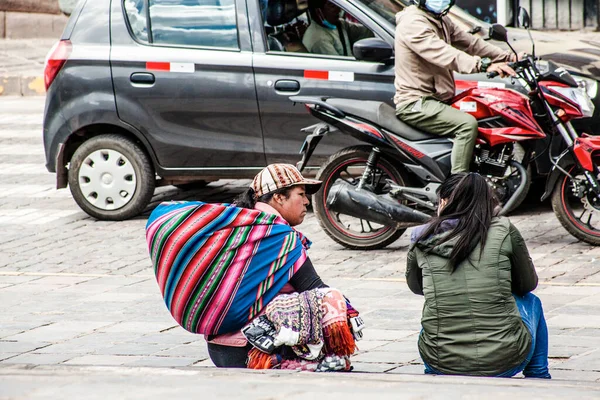 Peru - 15 Mayıs 2022: Cuzco 'da geleneksel giyinmiş Perulu insanlar. Cusco, Peru 'da kadın satışı, 15 Mayıs 2022